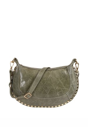 Groene leren handtas in halve maanvorm met verstelbare riem en gouden studs langs de randen.