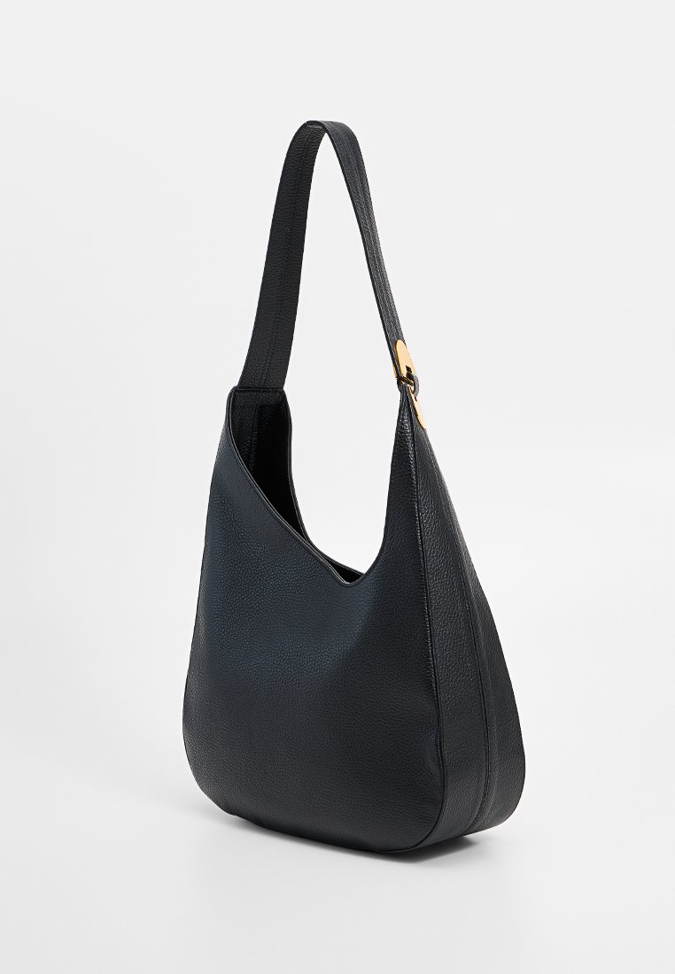 Borsa a spalla in pelle nera con una superficie liscia, forma curvata e una tracolla singola. Presenta accessori in oro per la chiusura.
