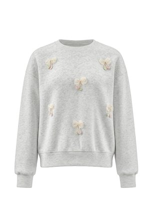 Lys grå sweatshirt med lange ærmer, cremefarvede stofsløjfer og små pastelfarvede hjertevedhæng spredt på forsiden.