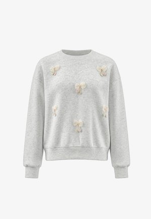 Lys grå sweatshirt med lange ærmer, cremefarvede stofsløjfer og små pastelfarvede hjertevedhæng spredt på forsiden.
