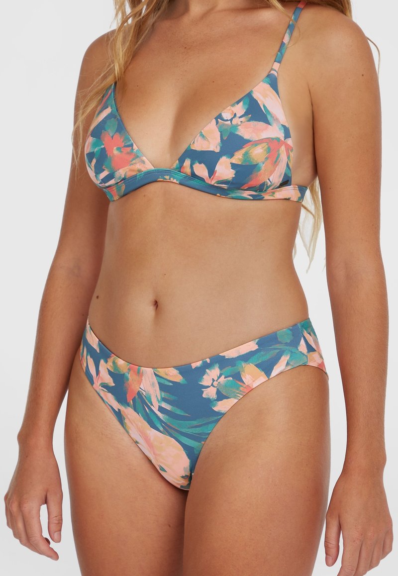 Lilleline bikiinikomplekt, millel on kolmnurkne rinnahoidja ja kõrge vöökoht, sinise taustaga, millel on roosa ja roheline lillemuster.