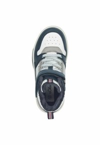 Sneakers z górą wykonaną z białej, szarej i granatowej skóry, perforowanym czubkiem, białymi sznurowadłami, futrzanym wykończeniem oraz pętelką piętową w czerwono-niebieskie paski.