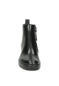 Czarne skórzane botki za kostkę o gładkim wykończeniu, zaokrąglonym czubku, z zamkiem błyskawicznym po boku i niską platformą.