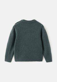 Tamnozeleni vuneni pulover s okruglim izrezom položen ravno, prikazuje duge rukave te rebraste manžete, donji rub i izrez.