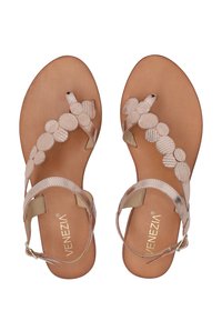 Flade sandaler med en rosa syntetisk overdel, der har cirkeludsmykninger, ankelrem og en glat tan indersål. Spænde lukning på siden.