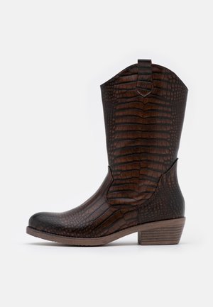 Botte de cowboy en cuir marron à motif crocodile, avec un bout pointu, un talon légèrement surélevé et une languette à l'arrière. Texture lisse.