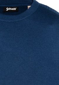Blauer Strickpullover mit rundem Ausschnitt. Hergestellt aus strukturiertem Stoff, mit gerippten Bündchen und einem Logo-Label am Hals.