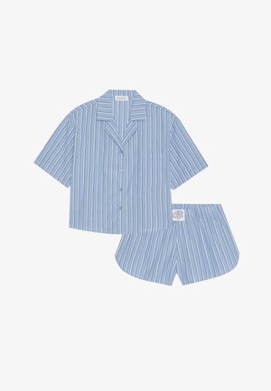 Conjunto de pijama de rayas azul claro que incluye una camisa de cuello con botones de manga corta y pantalones cortos a juego con una cinturilla elástica.