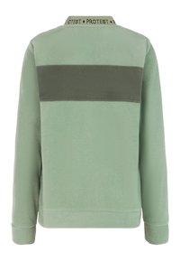 Žalias pūkuotas džemperis su tekstūriniu paviršiumi, turintis tamsiai žalios spalvos horizontalią juostą ir apykaklę su užrašu "PROTEST" išilgai krašto.