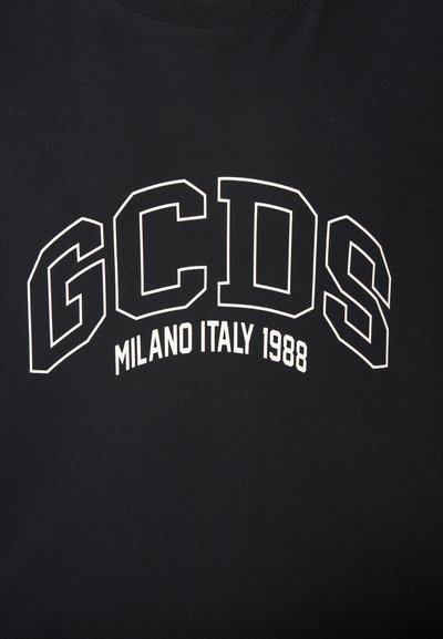 Čierna mikina s bielym potlačeným textom "GCDS MILANO ITALY 1988," s okrúhlym výstrihom a textúrovaným povrchom.