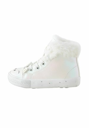 Hvid højtop-sneaker med fluffet pelskrave, snørebånd foran, smiley ansigt på tåen og små stjernemønstre på sålen.