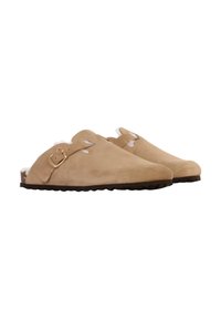 Beige ruskind slip-on tøfler med hvid kunstpels foring, med sidelukninger og guld spænder samt teksturerede gummisåler.