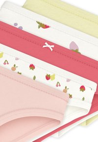 Πέντε ζευγάρια γυναικεία εσώρουχα σε διάφορα παστέλ χρώματα: ροζ, κόκκινο, κίτρινο και λευκό, με floral μοτίβα και διακοσμητικές δαντέλες.