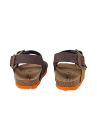 Sandali marroni con una soletta in sughero, suola in gomma e dettagli arancioni. Presentano una cinghia regolabile con una fibbia in metallo.