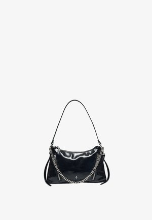 Borsa nera lucida con due tasche con cerniera, dettaglio catena argento e una singola tracolla su sfondo bianco.