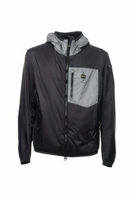 Giacca nera leggera con cappuccio grigio e tasca sul petto. Presenta una zip completa, polsini elasticizzati e una texture di tessuto liscia e opaca.