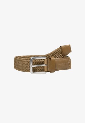 Cintura intrecciata in pelle marrone chiaro con fibbia rettangolare argento e dettagli in pelle, piegata su sfondo bianco.