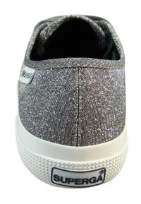 Szare glitrowe sneakersy z teksturowanym materiałem wierzchowym, białą gumową podeszwą i logo po boku. Posiadają okrągły czubek i wyściełany kołnierz.