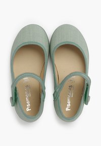 Ein Paar mintgrüner, strukturierten Stoffschuhe mit runder Zehenpartie, flacher Sohle und verstellbarem Riemen, ausgestattet mit einer weichen Innenauskleidung und Logodetail.