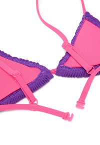 Top bikini rosa e viola con coppe a triangolo, volant texturizzati, spalline regolabili e clip in plastica per la chiusura.
