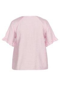 Top rosa chiaro realizzato in tessuto leggero con maniche corte a volant e vestibilità morbida. La parte posteriore presenta un design semplice e una texture liscia.
