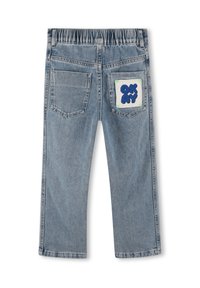 Jeans di denim azzurro chiaro con una cintura elastica, due tasche posteriori e una toppa con la parola "OKAY" in blu su sfondo bianco.