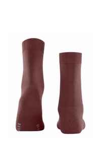 Calze alla caviglia color bordeaux con polsini a coste, texture liscia e dettagli delle taglie stampati sulla suola. Nessun motivo o accento distintivo presente.