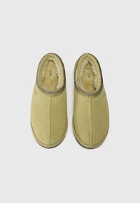 UGG TASMAN II - Papucsok - muted brass/magnolia leaf