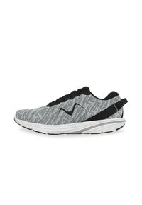 Scarpa da corsa leggera con tomaia in maglia grigia e nera, suola imbottita bianca e una striscia nera di accento lungo il tallone.