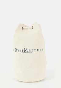 Bolsa de algodón con cordón en color blanco roto, con un logo impreso en azul y el sitio web en la parte frontal, y ojales de metal para el cierre del cordón.