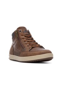 Zapatilla de media caña de color marrón con exterior de cuero suave, acentos texturizados, cordones redondos y cremallera lateral, todo sobre una suela de goma.