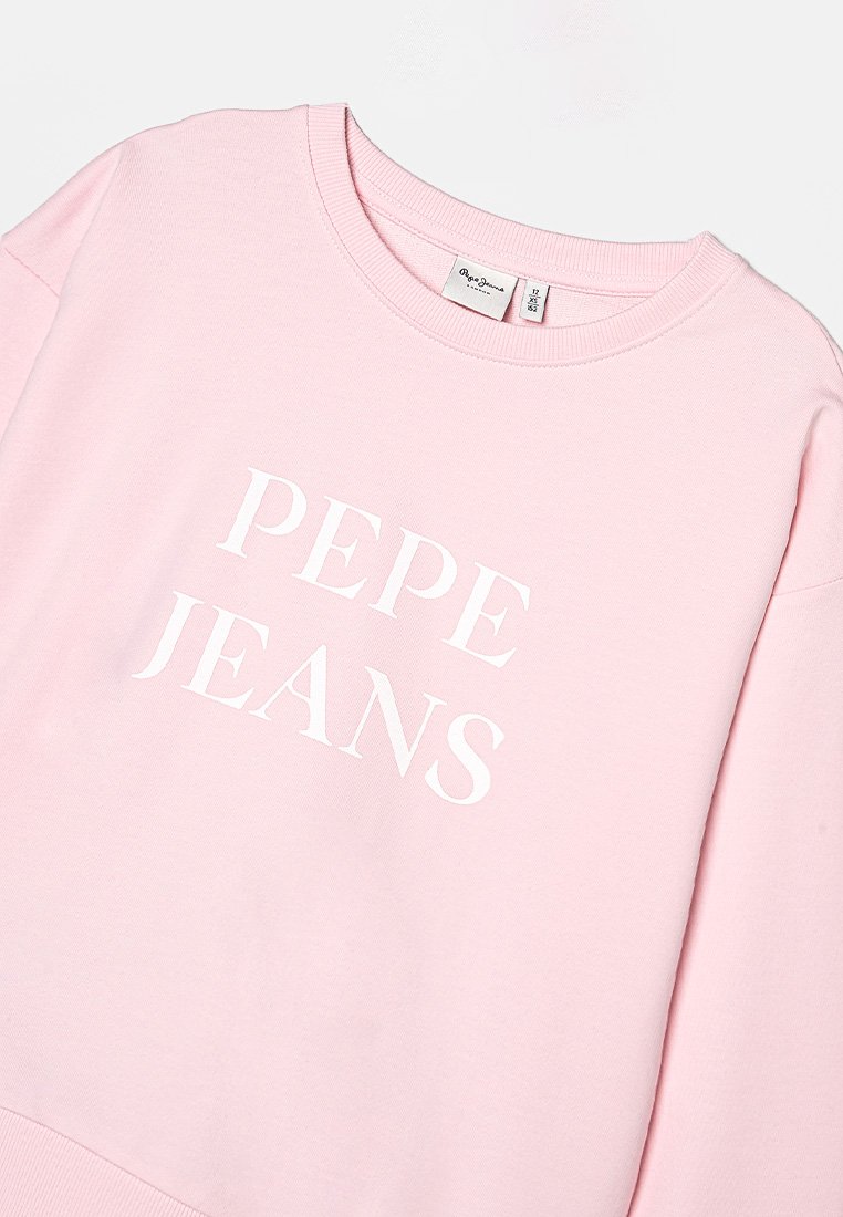 Sudadera de cuello redondo rosa con el texto blanco "PEPE JEANS" centrado en el frente y una pequeña etiqueta de la marca en el interior del cuello.