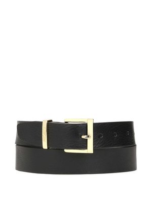 Ceinture en cuir noir avec une boucle carrée en métal doré et trois trous de réglage, enroulée sur fond blanc.
