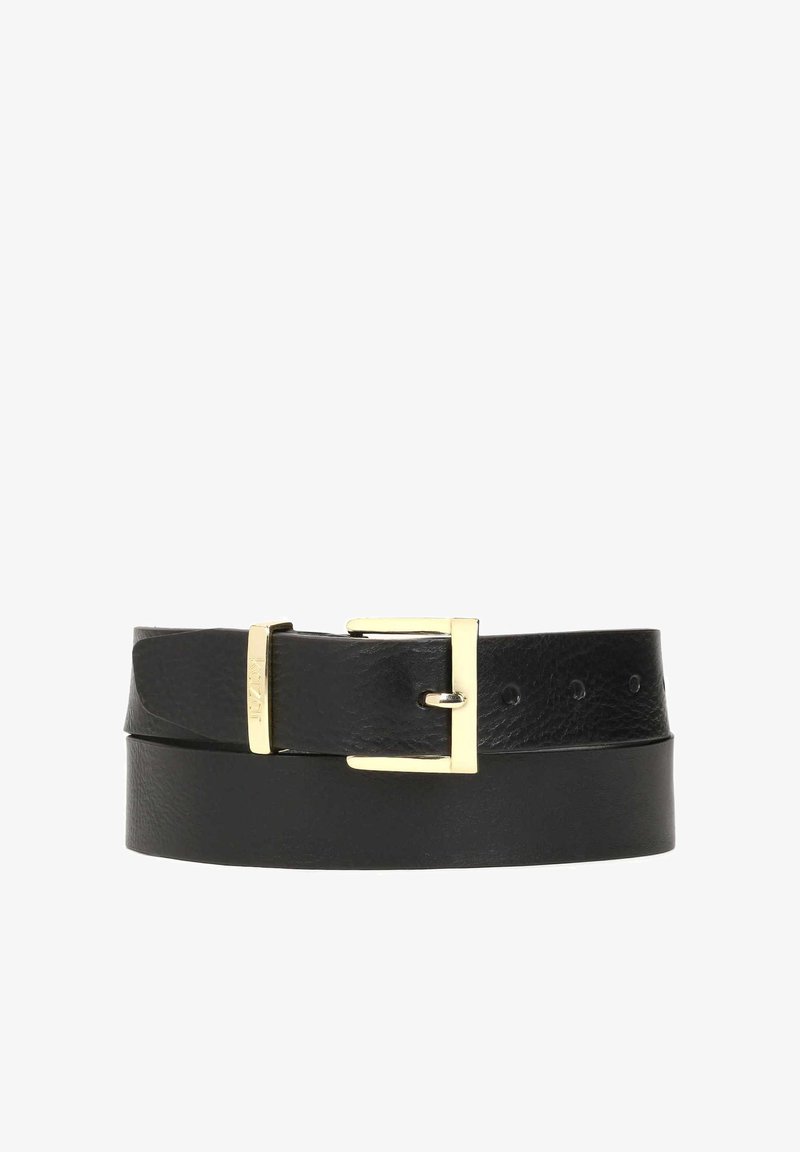 Ceinture en cuir noir avec une boucle carrée en métal doré et trois trous de réglage, enroulée sur fond blanc.
