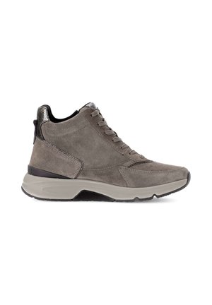 Grauer Wildleder-High-Top-Sneaker mit Schnürung vorne, dicker beigefarbener Sohle und metallischen Akzenten an Ferse und Zunge, Seitenansicht auf weißem Hintergrund.