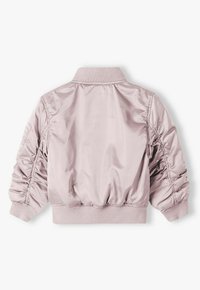 Veste bomber en satin rose avec un col côtelé, des manches froncées et une taille élastique, présentant une texture lisse et sans ornements visibles.