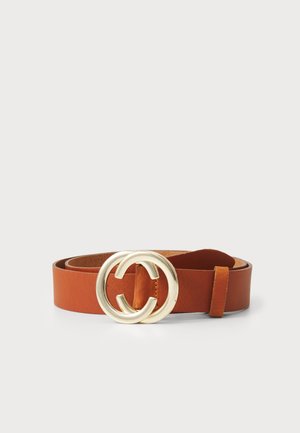 Ceinture en cuir marron avec une boucle double G en or, texture lisse et design classique avec une sangle étroite et des coutures discrètes.
