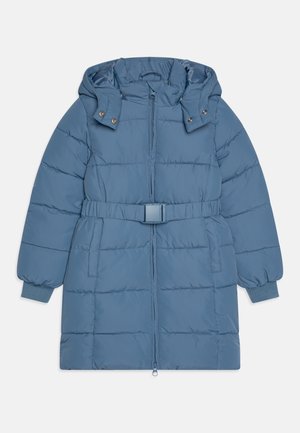 Long manteau d'hiver matelassé bleu avec capuche, fermeture éclair devant, taille ceinturée, deux poches latérales et poignets côtelés aux manches.
