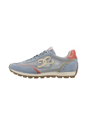 Zapatilla deportiva de malla azul clara y ante con logo beige, detalles rojos, suela blanca y suela exterior marrón robusta, vista de lado.