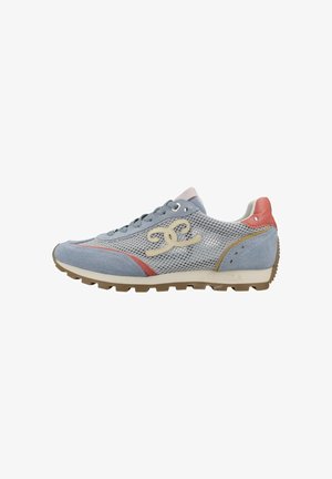 Zapatilla deportiva de malla azul clara y ante con logo beige, detalles rojos, suela blanca y suela exterior marrón robusta, vista de lado.