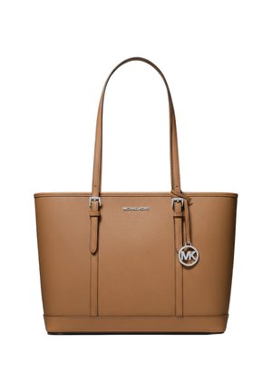 Sac fourre-tout en cuir marron avec doubles anses, ferrures argentées et logo en relief. Il présente une forme structurée et une texture lisse.