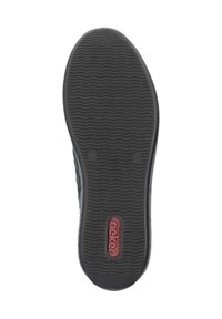 Suela de zapato de goma negra con patrón de agarre texturizado, que presenta un pequeño logo rojo y la talla del producto grabada en el costado.