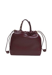 Bolso de cuero burdeos con parte superior fruncida, asas dobles y lados ajustables con cordón. Presenta detalles metálicos y una etiqueta de marca.