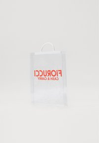 Klart plast tote bag med hvit håndtak; har fet rød tekst "Fiorucci Cash & Carry" på forsiden. Enkel rektangulær form.