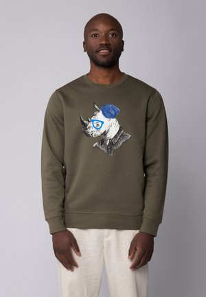 Sweatshirt vert olive arborant un graphisme d'un rhinocéros portant un bonnet bleu et des lunettes, avec une finition texturée et des poignets côtelés.
