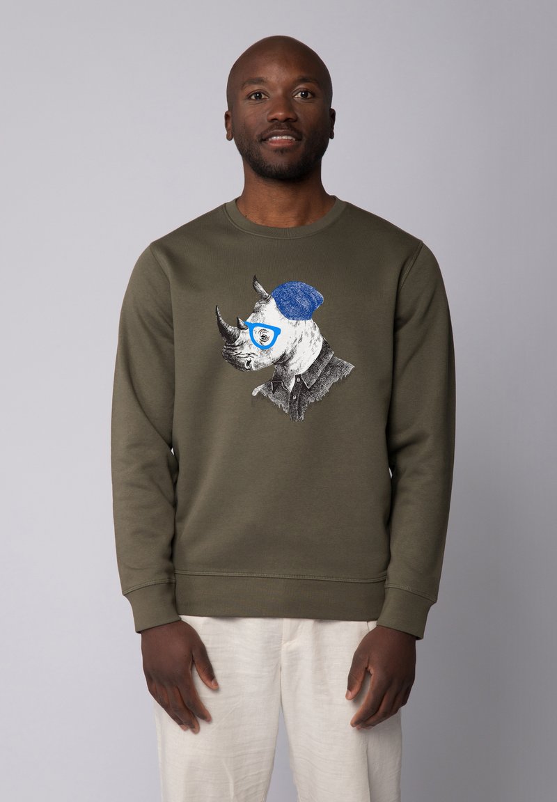 Olijfgroene sweatshirt met een afbeelding van een neushoorn die een blauwe beanie en een bril draagt, met een gestructureerde afwerking en geribde manchetten.