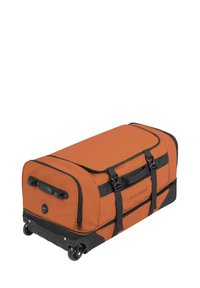 Orange Rolling-Dufflebag mit schwarzen Akzenten, robustem Stoff, zwei oberen Griffen, einem Reißverschluss und leichtgängigen Rollen für Mobilität.