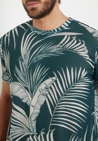 Guess Marškinėliai su spaudiniu - mehrfarbig grün