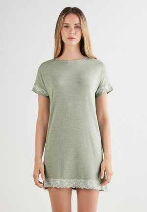 Abito verde a maniche corte in tessuto morbido, con scollo rotondo e delicata rifinitura in pizzo alle maniche e all'orlo. Design semplice e dalla vestibilità rilassata.