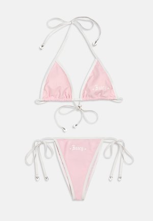 Helles rosafarbenes Triangel-Bikini mit weißem Besatz und Schnüren, mit dem aufgedruckten Wort "Juicy" auf Ober- und Unterteil.